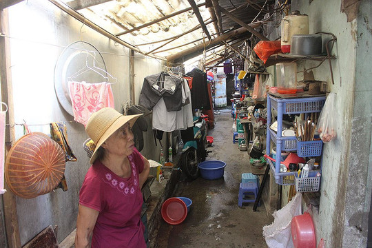 Xóm chạy thận Hà Nội: Bệnh nhân khổ sở chống bệnh tật dưới nắng 40 độ C