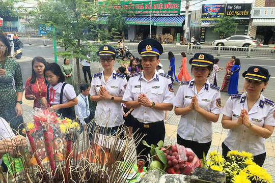 Bà Rịa -Vũng Tàu: Dâng hương tưởng niệm và tặng quà tri ân gia đình chính sách