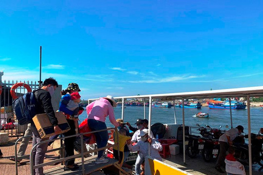 Khẩn trương đưa hơn 2.600 du khách rời đảo Lý Sơn