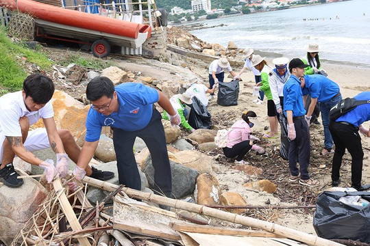 Đoàn thanh niên Sở TN&MT tỉnh Bà Rịa – Vũng Tàu: Ra quân làm sạch bờ biển