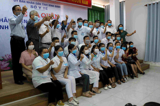 Đoàn thiên sứ áo trắng Bình Định lên đường chi viện Đà Nẵng chống dịch Covid-19