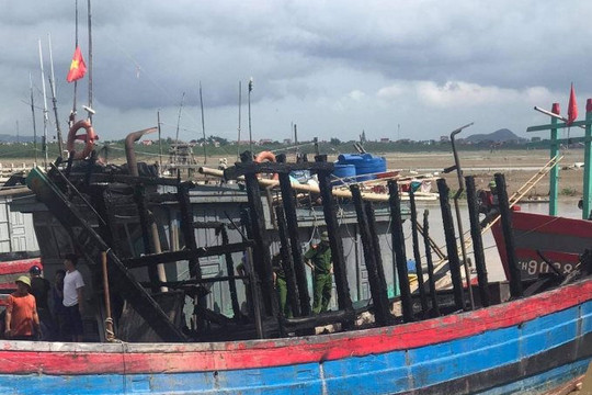 Thanh Hóa: Tàu cá bốc cháy trong đêm khi đang neo đậu tránh bão