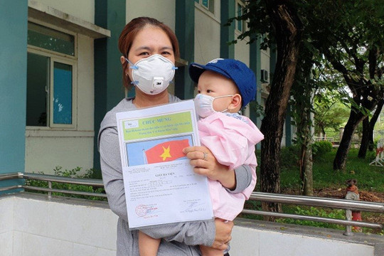 Nghẹn ngào phút ra viện của bé gái 8 tháng tuổi mắc COVID-19 ở Đà Nẵng