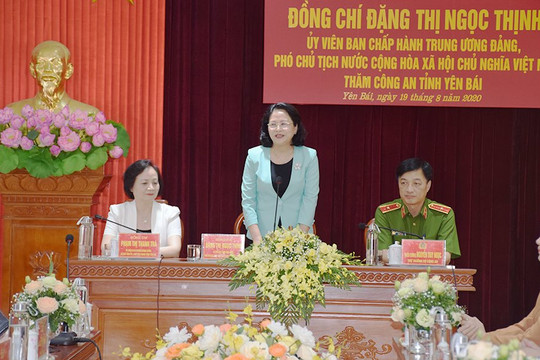Phó Chủ tịch nước Đặng Thị Ngọc Thịnh chúc mừng cán bộ, chiến sỹ Công an tỉnh Yên Bái