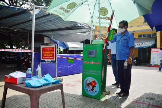 Máy kiểm soát người ra vào chợ hỗ trợ giãn cách xã hội ở Đà Nẵng