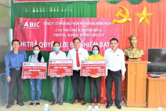 Agribank Bình Thuận phối hợp với ABIC Khánh Hòa chi trả quyền lợi bảo hiểm cho khách hàng trên 600 triệu đồng