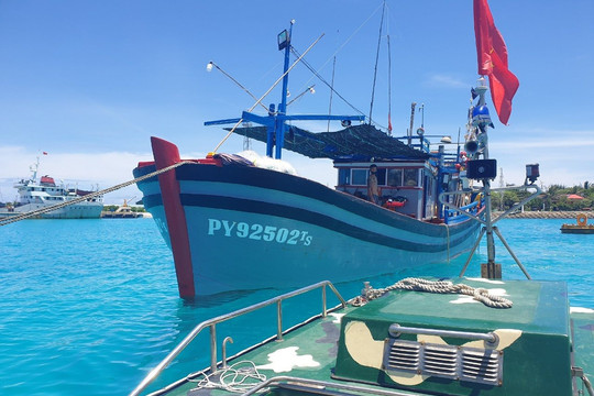 Bộ đội Hải quân kịp thời sửa chữa tàu cá Phú Yên