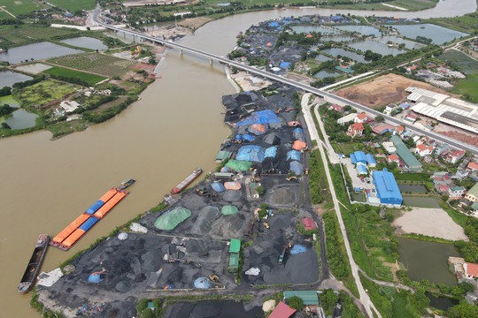 Hải Dương:  Hàng loạt bãi than tại huyện Kim Thành vi phạm hành lang thoát lũ