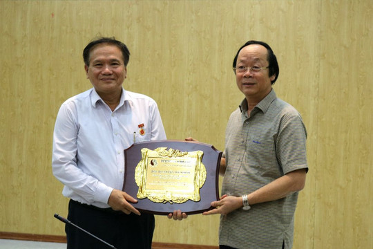 Trao biểu trưng Vì sự nghiệp xây dựng và phát triển ngành TN&MT cho PGS.TS. Nguyễn Thế Chinh