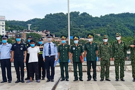 Lào Cai: Trao trả đối tượng người Trung Quốc có lệnh truy nã đặc biệt