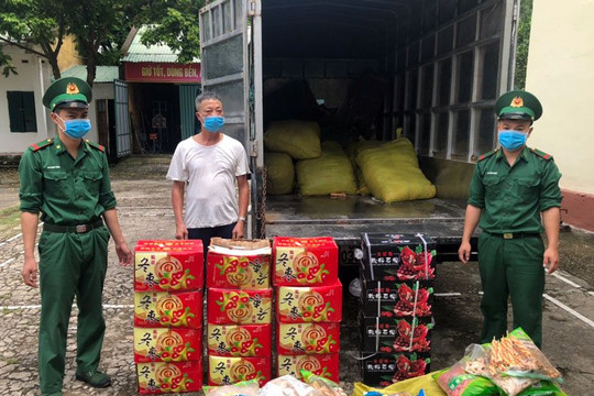 Quảng Ninh: Bắt đối tượng vận chuyển trái phép hơn 1,2 tấn thực phẩm, hoa quả.
