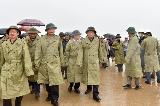 Phó Thủ tướng Trịnh Đình Dũng kiểm tra, chỉ đạo ứng phó bão số 5 tại miền Trung