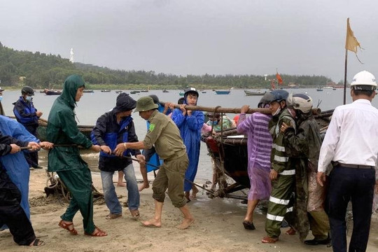 Ngư dân Đà Nẵng đội mưa kéo tàu “chạy” bão