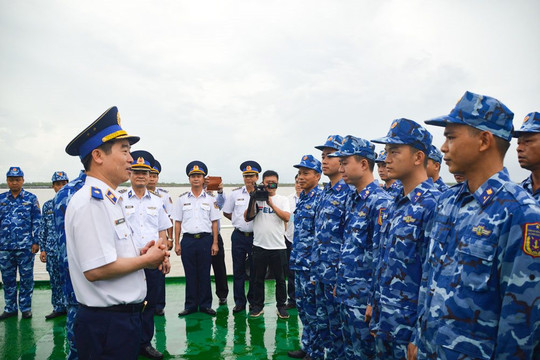 Thiếu tướng Bùi Quốc Oai thăm, động viên cán bộ, chiến sĩ hai tàu CSB 8003 và CSB 9004
