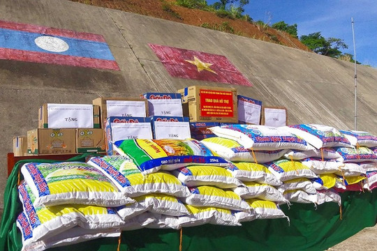Trao hàng trăm suất quà hỗ trợ lực lượng vũ trang và nhân dân nước bạn Lào