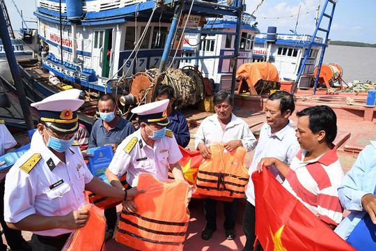 Bộ Tư lệnh Vùng 2 Hải quân tặng 500 lá cờ Tổ quốc  cho ngư dân huyện Trần Đề tỉnh Sóc Trăng
