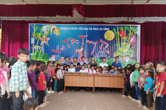 Điện Biên: Báo TN&MT trao 2.500 bánh trung thu cho trẻ em vùng cao