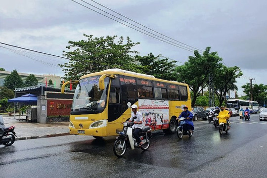 Bất chấp lệnh cấm, xe buýt liền kề Quảng Nam - Đà Nẵng vẫn "tung hoành" 