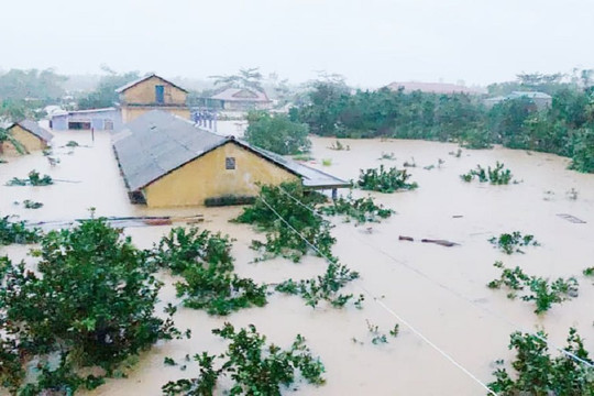 Xót xa cảnh nước lũ dâng tận nóc nhà ở Thừa Thiên Huế