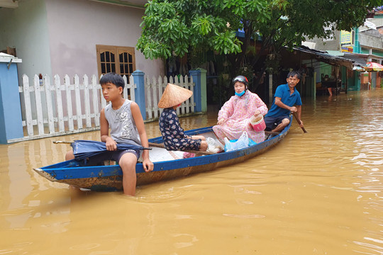 Bão, lũ đang “hoành hành”: Miền quê Đà Nẵng chìm trong biển nước