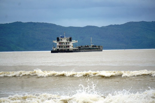15 thuyền viên trên tàu hàng mắc cạn tại khu vực ven biển Đà Nẵng