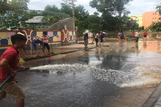 Quảng Bình: Người dân khẩn trương dọn vệ sinh môi trường sau mưa lũ
