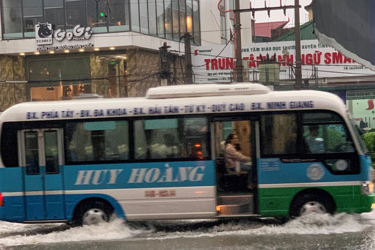 TP. Hải Dương: Mưa lớn khiến đường phố biến thành sông