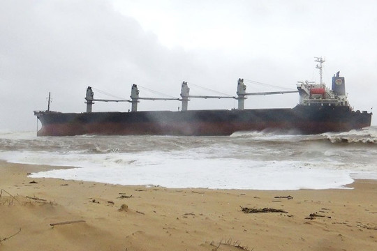Quảng Bình: Tàu hàng gần 30.000 tấn mắc cạn sau nhiều giờ trôi dạt trên biển