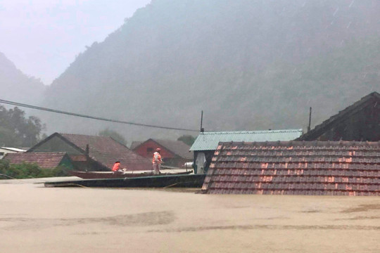 Quảng Bình chìm trong biển nước, hơn 57.000 ngôi nhà bị ngập