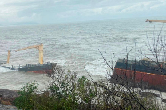“Tàu lạ” ở Huế bị đánh gãy, có hiện tượng tràn dầu