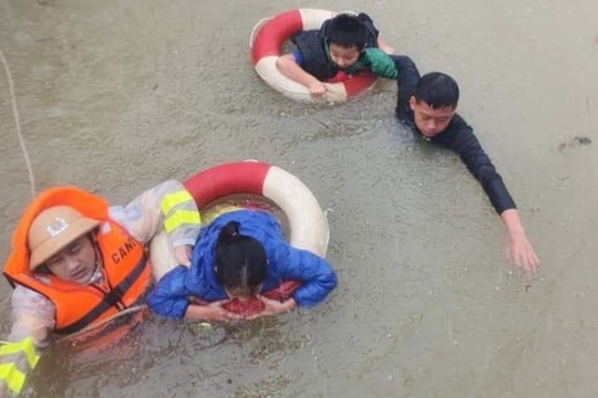 Hà Tĩnh: Xuyên đêm đưa người dân vượt ra khỏi vùng nguy hiểm