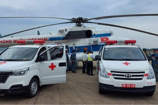 Trực thăng đưa 2 người bị thương do cứu hộ mưa lũ ở Quảng Trị vào Huế điều trị