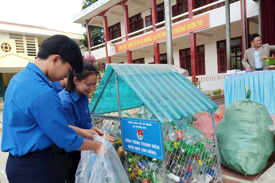 Điện Biên: Đổi rác thải nhựa lấy đồ dùng học tập