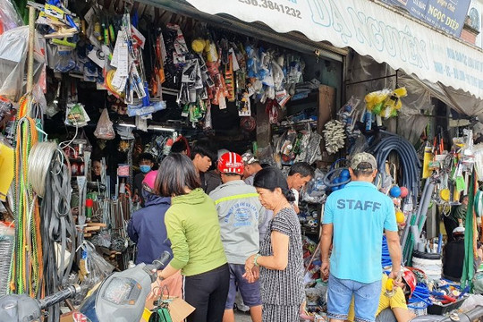 Dân Đà Nẵng cuống cuồng mua vật dụng trong đêm đón siêu bão