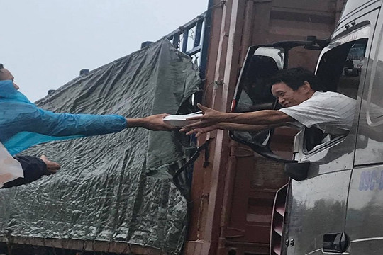 CSGT cùng người dân Huế phát cơm miễn phí cho tài xế tránh bão số 9