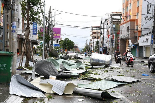 Quảng Ngãi: Khẩn trương vệ sinh môi trường, thu gom rác thải sau bão