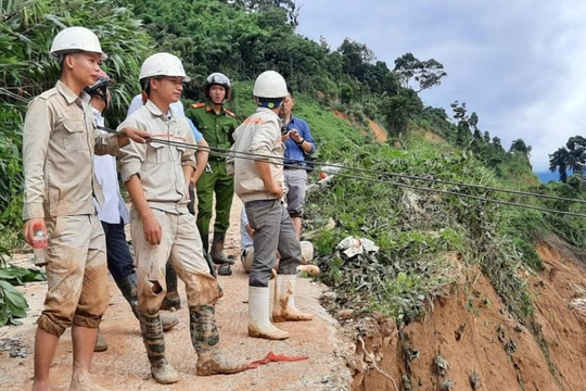 Sạt lở ở Phước Sơn (Quảng Nam) làm 13 người mất tích: Lực lượng tìm kiếm chưa thể tiếp cận hiện trường 