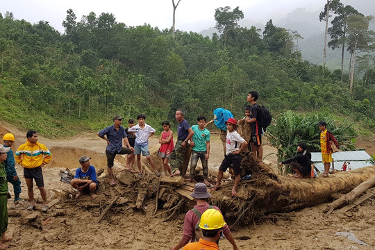 Huy động nhiều phương tiện tìm kiếm nạn nhân mất tích tại Trà Leng