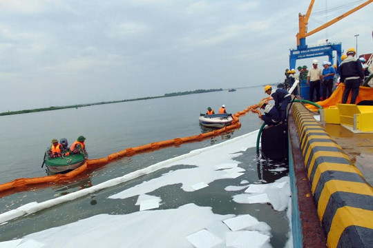 Ứng phó sự cố tràn dầu trên biển ở Quảng Nam: Còn nhiều vướng mắc