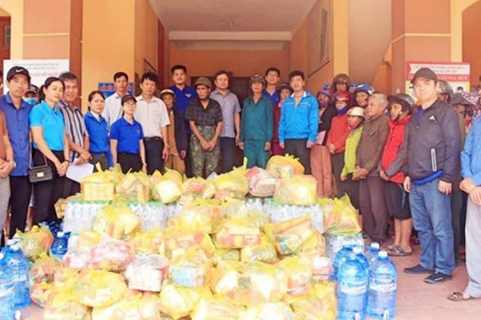 BHXH Việt Nam trao tặng 2500 thẻ BHYT cho đồng bào lũ lụt miền Trung