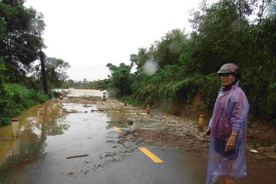 Nước lũ lên nhanh, các huyện miền núi tỉnh Bình Định nhiều vùng bị ngập sâu