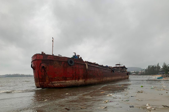 Quảng Ngãi: 4 xà lan đứt neo trôi dạt trên biển, tiềm ẩn nguy cơ sự cố tràn dầu