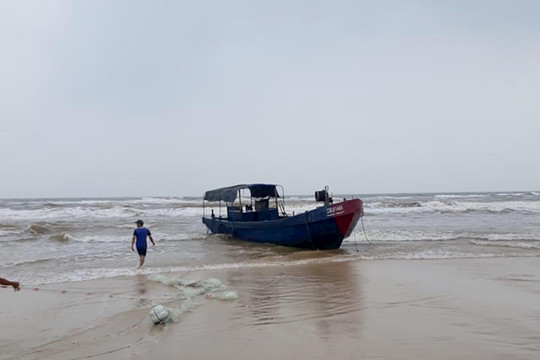 Tàu cá không người dạt vào bờ biển Quảng Trị
