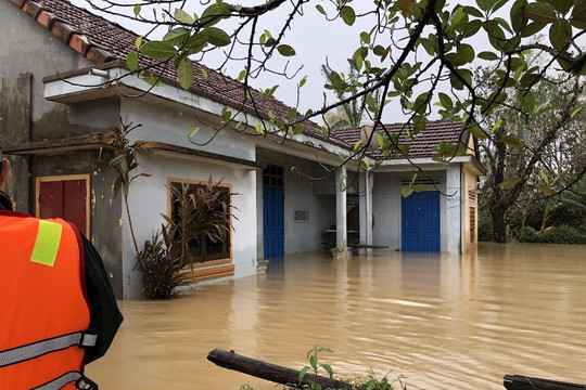 Quảng Ngãi: Nước sông Trà Câu vượt mức báo động 3, nhiều nhà dân bị ngập
