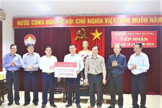 Công đoàn Agribank tiếp tục trao 1,5 tỷ đồng giúp nhân dân Hà Tĩnh khắc phục sau lũ