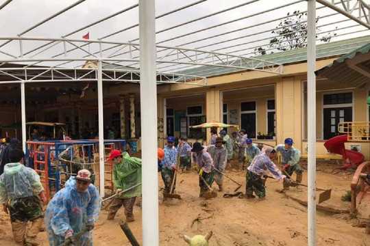 Quảng Trị dọn sạch bùn đất, đưa học sinh trở lại trường sau trận lũ lịch sử
