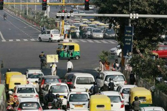New Delhi kêu gọi người lái xe tắt động cơ khi dừng đèn đỏ