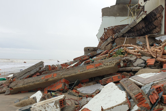 Bão số 13 quét qua, hàng loạt căn nhà ở bờ biển Hội An bị sóng “nuốt chửng” 