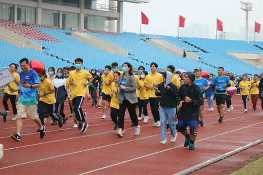 Hơn 1.300 sinh viên Đại học TN&MT Hà Nội tham gia giải chạy “Tết ấm cho người nghèo – Vì miền Trung thương yêu”