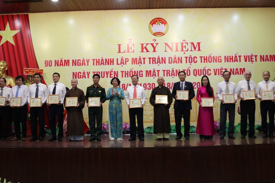 Đà Nẵng: 142 cá nhân được trao tặng kỷ niệm chương “Vì sự nghiệp đại đoàn kết toàn dân tộc”